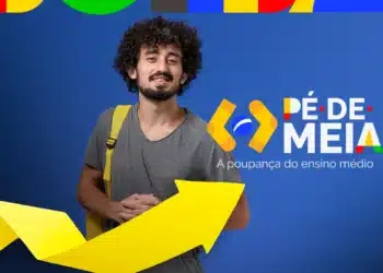 Jovem com mochila amarela sorri diante de fundo azul com logotipo do Pé-de-Meia.