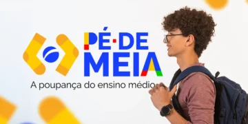 Estudante com mochila sorrindo ao lado do logo do Pé-de-Meia