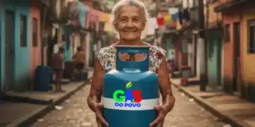 Senhora sorridente segura botijão azul do Gás do Povo em rua de comunidade.