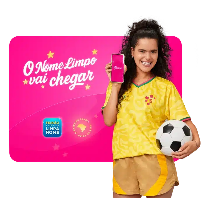 Feirão Limpa Nome. Mulher sorridente segura bola de futebol e celular com tela da Serasa frente a fundo rosa.