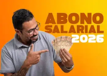 Trabalhador segurando cédulas de real, simbolizando o pagamento do segundo lote do abono salarial PIS/Pasep em março de 2026.