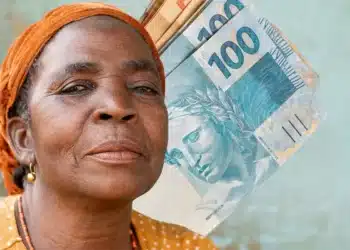 Mulher idosa segurando notas de dinheiro simbolizando aposentadoria com as novas regras do INSS em 2026.