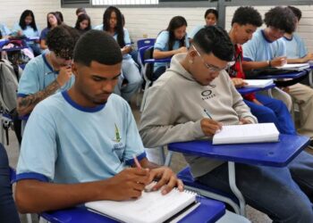 Estudantes em sala de aula da rede pública durante atividade escolar em 2026.