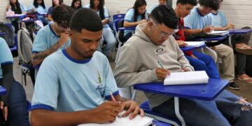 Estudantes em sala de aula da rede pública durante atividade escolar em 2026.