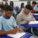 Estudantes em sala de aula da rede pública durante atividade escolar em 2026.