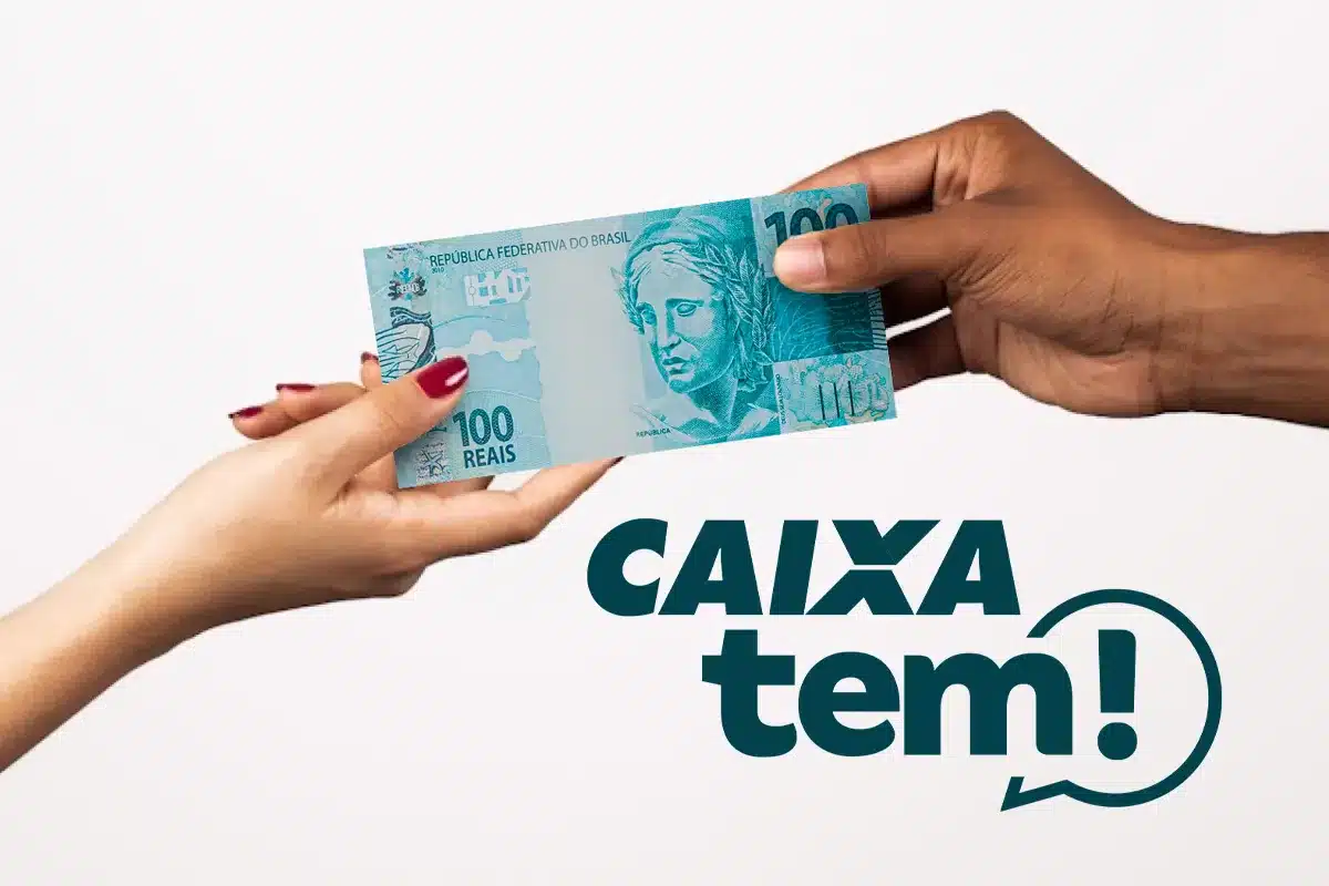 Nota de cem reais trocando de mãos usando Caixa Tem em 2026 Duas mãos trocando cédula de R$ 100 em frente ao logo do Caixa Tem