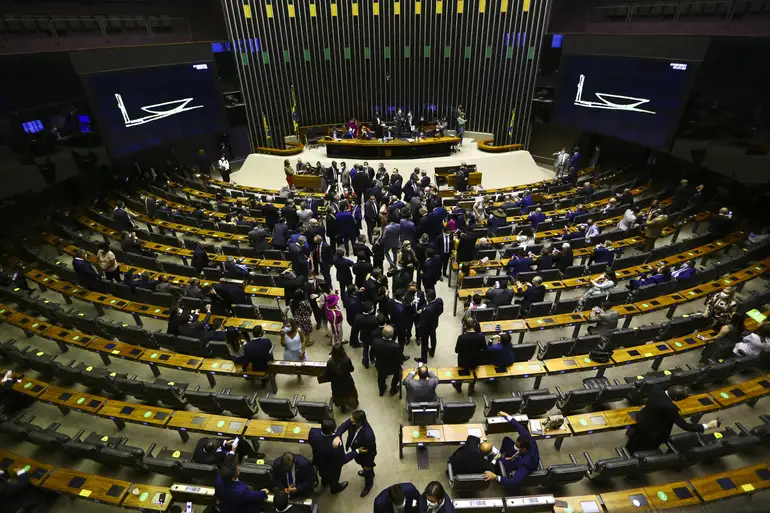 Plenário da Câmara dos Deputados em votação decisiva em Brasília Parlamentares reúnem-se no plenário da Câmara dos Deputados durante sessão