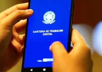 Aplicativo da Carteira de Trabalho Digital no celular para consultar PIS Pasep 2026 e verificar saldo do abono salarial