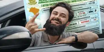 Homem sorrindo dentro do carro comemora ao segurar documento da CNH após conseguir vaga gratuita