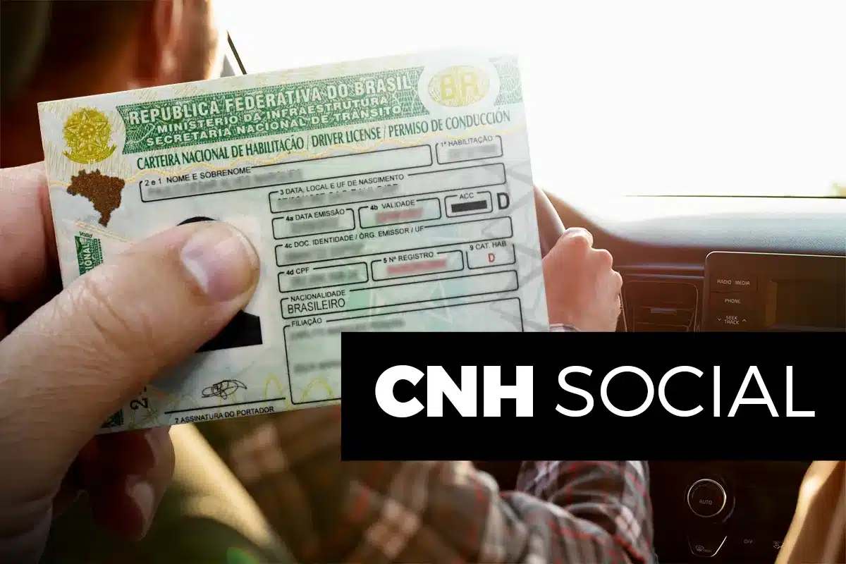 CNH Social segue com inscrições abertas até março de 2026 Pessoa segurando Carteira Nacional de Habilitação dentro de um carro com destaque para o programa CNH Social