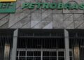 Martelo de juiz e livros representando concurso Petrobras com 1.200 vagas e salário de até R$ 10 mil