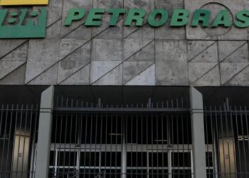 Martelo de juiz e livros representando concurso Petrobras com 1.200 vagas e salário de até R$ 10 mil