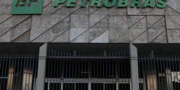 Martelo de juiz e livros representando concurso Petrobras com 1.200 vagas e salário de até R$ 10 mil