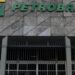 Martelo de juiz e livros representando concurso Petrobras com 1.200 vagas e salário de até R$ 10 mil