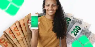 Mulher segurando celular com PIX e notas de dinheiro representando consulta de valores esquecidos em bancos para recebimento em 2026