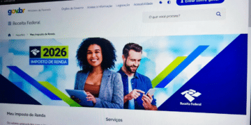 Mulher e homem usando dispositivos móveis na página da Receita Federal sobre IR 2026