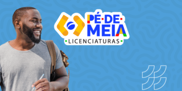 Estudante ao lado do logo do Pé-de-Meia Licenciatura 2026 anunciando início das inscrições.