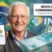 Casal de idosos segurando celular com o logotipo do INSS na tela para acessar o sistema do consignado.