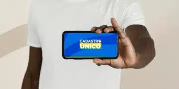 Pessoa segurando celular com aplicativo do CadÚnico para consultar microcrédito para empreender