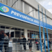 Fila de segurados em frente a agência do INSS aguardando atendimento presencial durante mutirão com vagas limitadas em 2026.