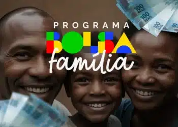 Família beneficiária do Bolsa Família recebendo pagamento de fevereiro de 2026