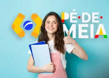 Jovem com cadernos e camiseta branca faz sinal de positivo diante do logo Pé-de-Meia Licenciaturas, representando o período de inscrição no programa e pagamento da bolsa