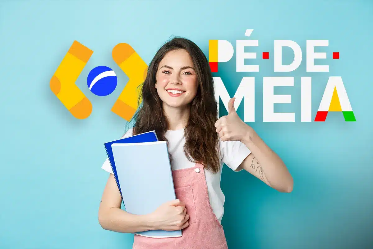 Estudante sorridente com material escolar programa Pé-de-Meia 2026 Jovem com cadernos e camiseta branca faz sinal de positivo diante do logo Pé-de-Meia Licenciaturas, representando o período de inscrição no programa