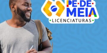Estudante com mochila ao lado do logotipo do programa Pé-de-Meia Licenciaturas, que oferece até R$ 1.050 por mês para alunos de cursos de licenciatura.