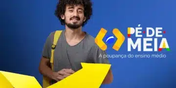 Estudante sorrindo com mochila amarela e camiseta cinza ao lado do logo Pé-de-Meia em fundo azul.