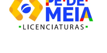 Design com meias amarelas e círculo azul ao lado do texto Pé-de-Meia Licenciaturas colorido, chamando atenção para o período de inscrição e pagamento em 2026