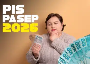 Pessoa analisando dinheiro do PIS/Pasep 2026 para calcular valor proporcional conforme meses trabalhados em 2024