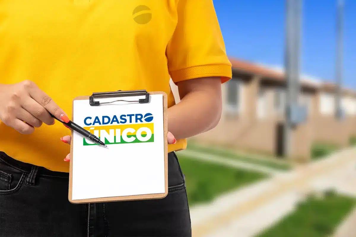 Processo de solicitação do microcrédito começa pela verificação no CadÚnico Pessoa segurando prancheta com logo do CadÚnico para verificação de dados antes de solicitar microcrédito