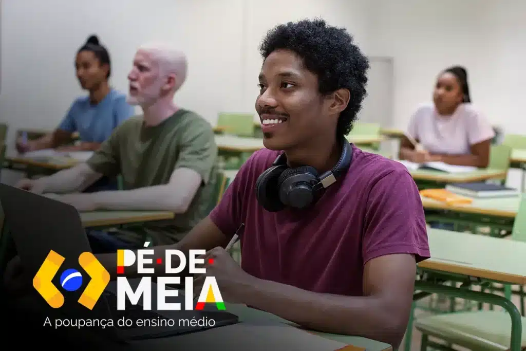 Estudantes do ensino médio atentos ao Pé-de-Meia 2026. Jovem estudante sorrindo em sala de aula com fones de ouvido no pescoço e colegas ao fundo.