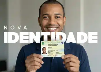 Homem segurando a Carteira de Identidade Nacional mostrando o novo modelo da CIN.