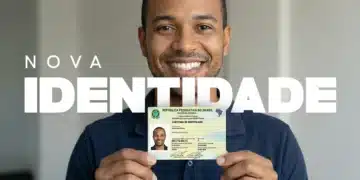 Homem segurando a Carteira de Identidade Nacional mostrando o novo modelo da CIN.