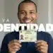 Homem segurando a Carteira de Identidade Nacional mostrando o novo modelo da CIN.