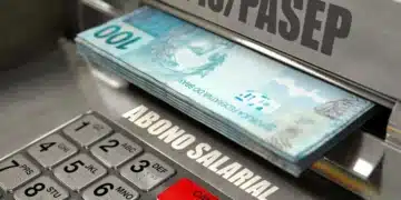 Pilha de cédulas de R$ 100 saindo de caixa eletrônico com teclas em destaque.