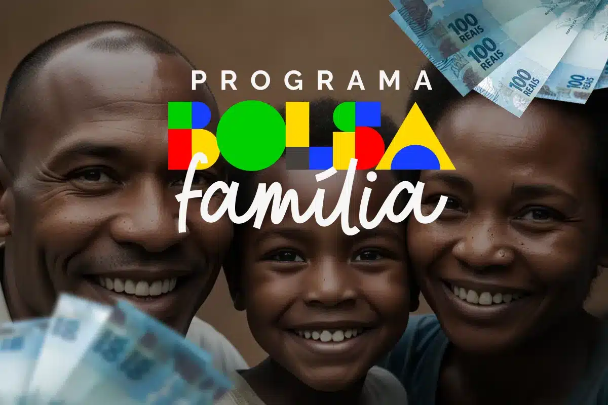 Família sorridente com notas de R$ 100 e logo do Bolsa Família 2026 Pais e criança sorrindo juntos com notas de cem reais e logotipo do Bolsa Família sobreposto