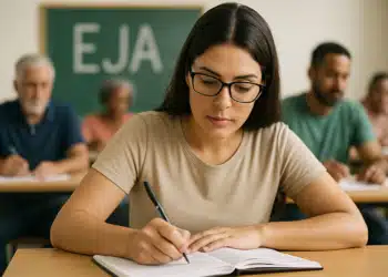 Jovem estudando em sala de aula de EJA.
