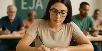 Jovem estudando em sala de aula de EJA.
