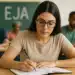Jovem estudando em sala de aula de EJA.