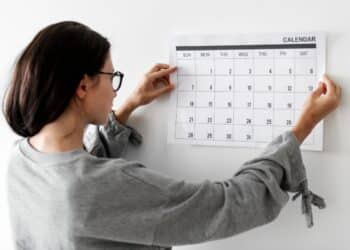 Mulher olhando para o calendário.