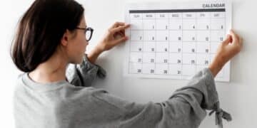 Mulher olhando para o calendário.