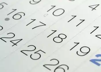 Folha de calendário com datas destacadas na cor azul.