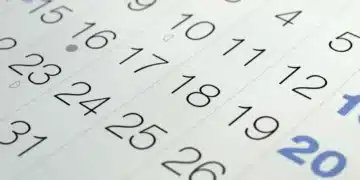 Folha de calendário com datas destacadas na cor azul.