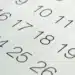 Folha de calendário com datas destacadas na cor azul.