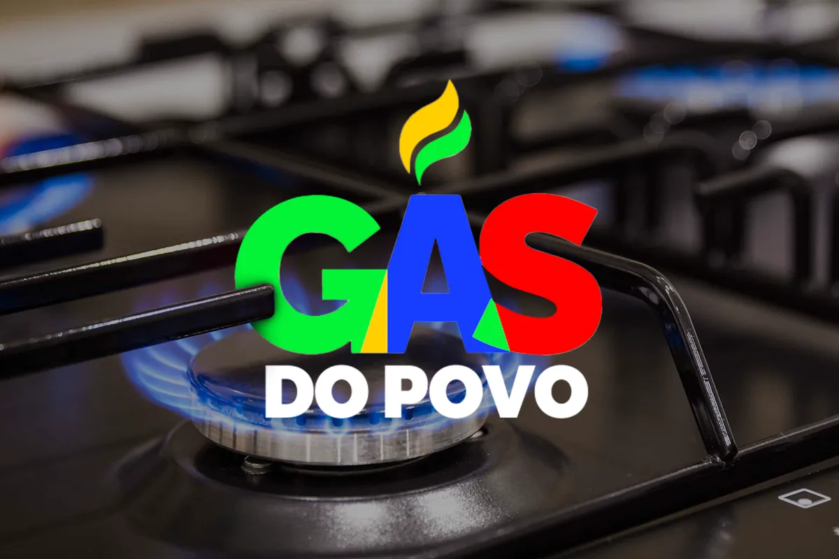 Logo do Gás do Povo em destaque no fogão com chama azul e aplicativo liberado Fogão aceso com a logo colorida do Gás do Povo centralizada sobre uma das bocas