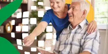 Casal de idosos sorrindo enquanto utilizam laptop em ambiente residencial iluminado, simbolizando o pagamento do 13º salário do INSS 2026.