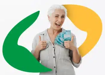 Idosa sorridente segura notas de 100 reais com fundo colorido do INSS