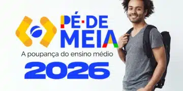 Jovem sorridente de camiseta cinza com mochila ao lado do logo do programa Pé-de-Meia 2026.